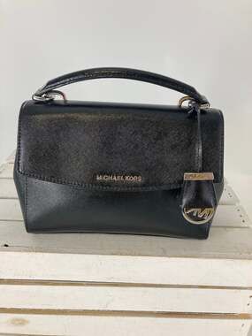 MICHAEL KORS, MEDIUM SIZE BLACK SAFFIANO LEATHER HANDBAG